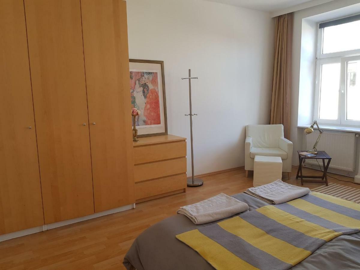 Schubert Park Apartment Near Volksopera Vienna Exterior photo
